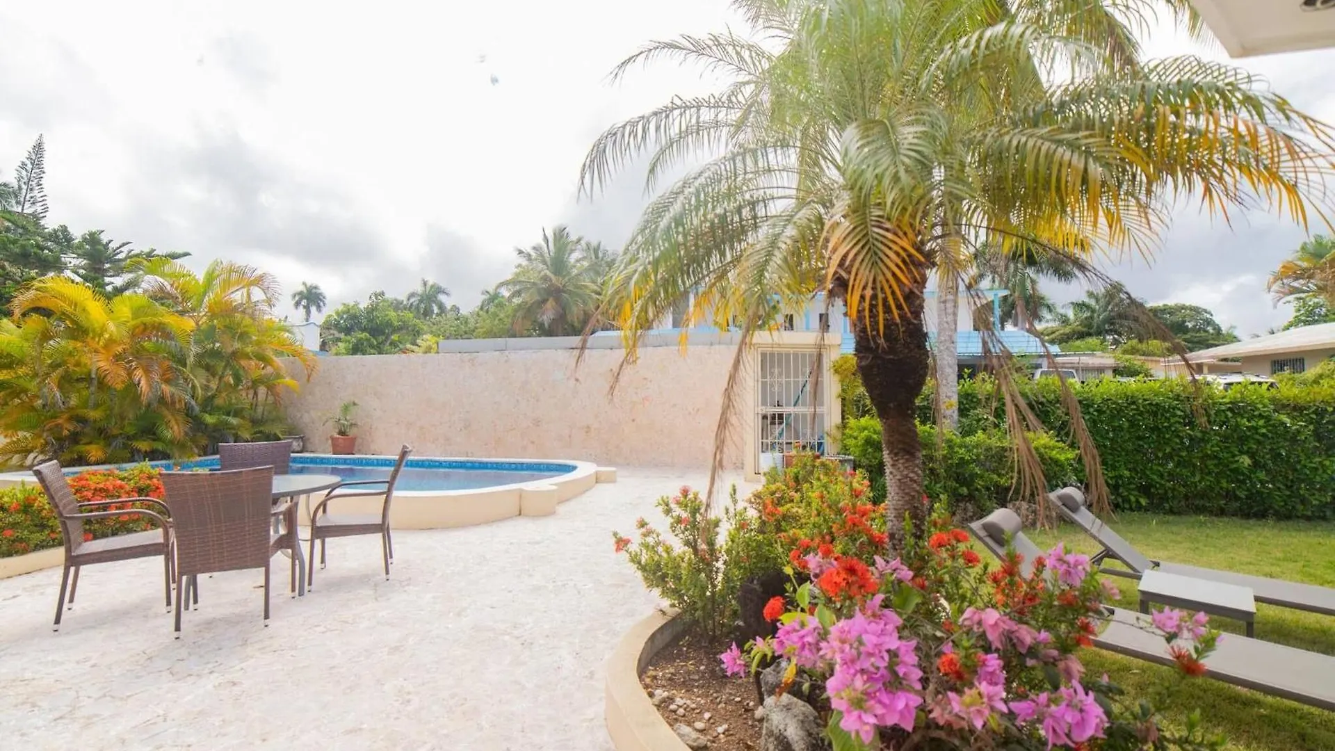 Contacten van Casati Family House, Great Pool Garden